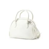 Cartera tipo bowling color blanco de poliuretano, con asas fijas y correa regulable y extraíble. Cuenta con cierre principal y herrajes plateados, con detalle de aplique con logo de la marca en la parte frontal.