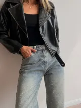 Pantalón de jean rígido con corte recto, color gris con efecto desgastado y aplicación de brillos distribuidos por toda la prenda.