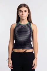 Musculosa ajustada de tejido acanalado, color negro con rayas horizontales blancas. Presenta ribetes de color verde en el cuello y sisas, y un aplique ovalado con un logo en el centro del pecho.