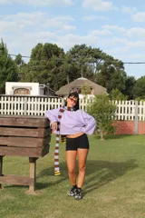 Remera de manga larga color azul marino con cuello redondo en contraste amarillo. Presenta un pequeño bordado en el pecho.