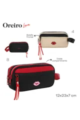 Necessaire de diseño rectangular en color beige con una franja horizontal negra. Presenta un parche decorativo en forma de labios rojos con el logo de la marca, cierre principal con tirador de cordones en tonos rojo y rosa, y una correa de mano lateral con inscripción.