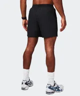 Short deportivo Fabletics The Fundamental color negro, con cintura elástica y logo reflectante en el lateral.