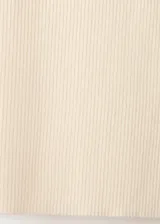 Top de punto fino y diseño entallado, color beige, con cuello redondo y tirantes anchos sin mangas.
