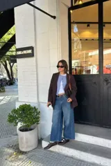 Chatas de cuero color chocolate, con dos tiras horizontales con velcro sobre el empeine y suela plana.