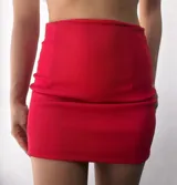 Minifalda roja de tejido morley con cintura alta.
