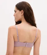 Soutien strapless color lila, con copas moldeadas y tirantes desmontables ajustables.
