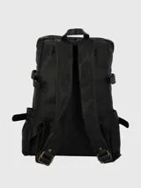 Mochila de cuero natural color negro con múltiples compartimentos con cierre, correas ajustables acolchadas y detalles de herrajes metálicos en tono bronce.