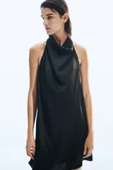 Minivestido halter de satén color negro, de corte holgado y diseño fluido con escote drapeado.