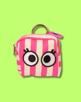Bolsita cuadrada de tela con estampado de rayas verticales verdes y blancas, decorada con un aplique bordado de ojos grandes. Cuenta con cierre superior y una argolla metálica para colgar.