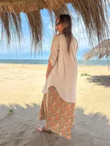 Sobre camisa color beige de lino con mangas 3/4.