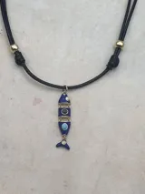 Collar con cordón ajustable de color y dije de pez esmaltado con detalles de piedras de colores.