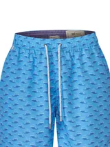 Short de baño celeste con estampado de delfines en azul y blanco, cintura elástica con cordón ajustable y bolsillos laterales.