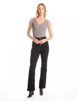 Top sin mangas de tejido acanalado con acabado en lurex, color gris. Presenta escote en V tanto en la parte delantera como en la espalda y un ajuste al cuerpo.