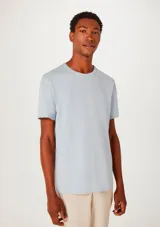 Remera básica de manga corta, color gris melange, de corte slim y cuello redondo.