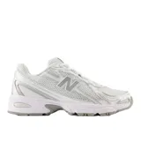 Championes urbanos New Balance modelo 740, color blanco con detalles plateados. Confeccionados en malla técnica y materiales sintéticos, presentan el logo N característico en los laterales y entresuela con tecnología ABZORB para mayor amortiguación.