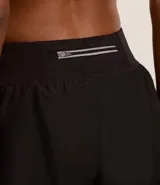 Bermuda deportiva tipo runner, color verde menta, confeccionada en microfibra con cintura elástica. Tiene un corte holgado y bajo redondeado.