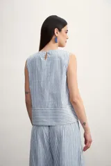 Blusa sin mangas con estampado a rayas verticales color beige y blanco.