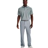 Polo deportivo Under Armour Tech para hombre, color gris claro, de manga corta, con cuello y tapeta de tres botones. Presenta el logo de Under Armour en el pecho izquierdo.
