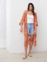 Kaftan largo de micro tul bordado color celeste, con mangas 3/4 y lazo de ajuste en la cintura.