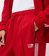 Pantalón deportivo de corte recto y holgado, color negro con rayas blancas laterales. Cuenta con cintura elástica con cordón ajustable, bolsillos laterales y detalle de costura vertical frontal.