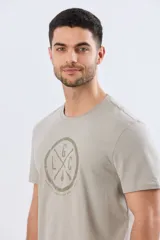 Remera de manga corta con estampa central tono sobre tono de inspiración vintage, cuello redondo y corte clásico.