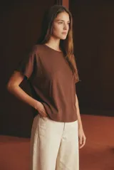 Remera de viscosa marrón, de corte oversize, con mangas cortas y cuello redondo.
