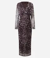 Vestido midi de manga larga confeccionado en tule con estampado animal print. Presenta un escote en V profundo, corte ajustado al cuerpo y diseño con transparencia.