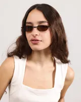 Lentes de sol con marco metálico negro y cristales marrones ovalados.