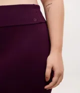 Calza legging deportiva de poliamida color marrón, con cintura alta de 10 cm y diseño ajustado al cuerpo.