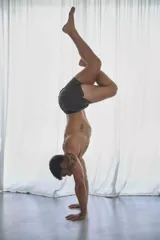 Short deportivo gris oscuro de tela ultra liviana con tecnología drifit y protección UV50+.