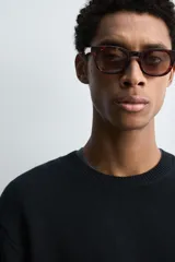 Jersey de punto regular fit, color azul marino, con cuello redondo y manga larga. Confeccionado en hilatura con mezcla de algodón y cáñamo. Acabados en rib.