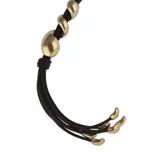 Collar largo con tiras de cuero marrón y detalles en espiral con baño dorado.