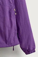 Chaqueta canguro técnica de corte relaxed fit en color violeta, con cuello subido ajustable, cierre frontal de cremallera parcial, manga larga y bolsillos frontales con cierre y tipo canguro.