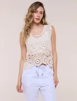 Top de crochet color beige, confeccionado en hilo de algodón con diseño calado de rosetones, escote redondo y silueta holgada sin mangas.