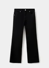 Jeans de denim elástico color negro, tiro medio, diseño crop y estilo flare con cierre delantero de cremallera y botón, trabillas y cinco bolsillos.