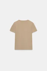 Camiseta de manga corta color rosado, con cuello redondo y corte regular. Confeccionada en tejido de punto interlock elástico y flexible.