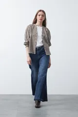 Jean de fit ultra wide confeccionado en denim de algodón, con una silueta bien amplia desde la cadera que aporta caída fluida y movimiento. El diseño destaca por su panel lateral en contraste, que estiliza visualmente la pierna y suma un guiño moderno al clásico jean.