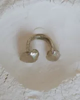 Anillo de diseño orgánico y macizo con forma irregular, elaborado artesanalmente en metal.