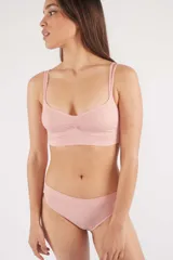 Soutien tipo bralette de microfibra sin costuras, con diseño de doble bretel regulable y detalle fruncido en el centro del escote. Cuenta con cierre de broche doble en la espalda con tres niveles de ajuste.