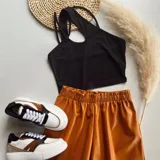 Top negro de morley con breteles finos y escote asimétrico.