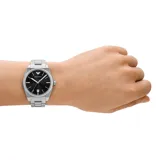 Reloj Emporio Armani modelo Federico con caja de acero inoxidable plateado de 41mm y esfera negra con textura sunray. Cuenta con manecillas e índices plateados, ventana de fecha a las 3 y correa de acero con cierre desplegable.