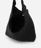 Bolso de playa tipo saco confeccionado en paja de papel color negro, con asa circular de metal dorado.