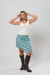 Minifalda con estampado geométrico en tonos celeste, blanco y verde.