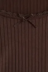 Remera corta de punto acanalado color marrón, con mangas largas y escote pronunciado ribeteado en encaje con moña de satén.