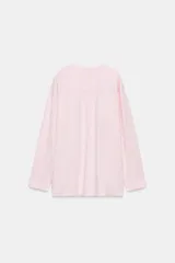Camiseta oversize de manga larga color rosado, con cuello redondo y bajo recto.
