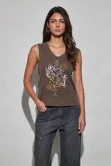 Musculosa café con escote en V y estampa frontal de una rosa con llamas y detalles góticos.
