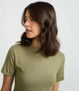 Blusa básica de cuello redondo y manga corta con detalle de dobladillo plegado. Confeccionada en tejido de viscosa con spandex, ofrece un ajuste cómodo y versátil.