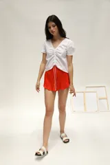 Short holgado color rojo, de fibrana con elástico en la parte trasera de la cintura y bolsillos laterales.