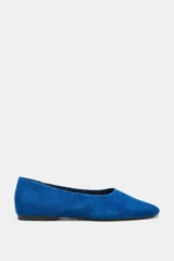 Zapato tipo bailarina de ante en color azul, con acabado en punta redonda y suela plana.
