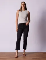 Pantalón de jean negro de corte recto, con pretina con pasadores, botón y cierre. Delantera y trasera con bolsillos.